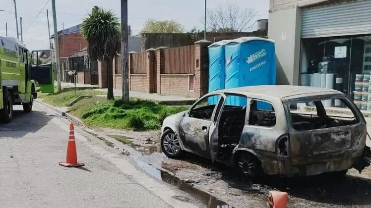 Insólito: Prefirió prender fuego el auto antes de que se lo secuestren 1 1663350815816
