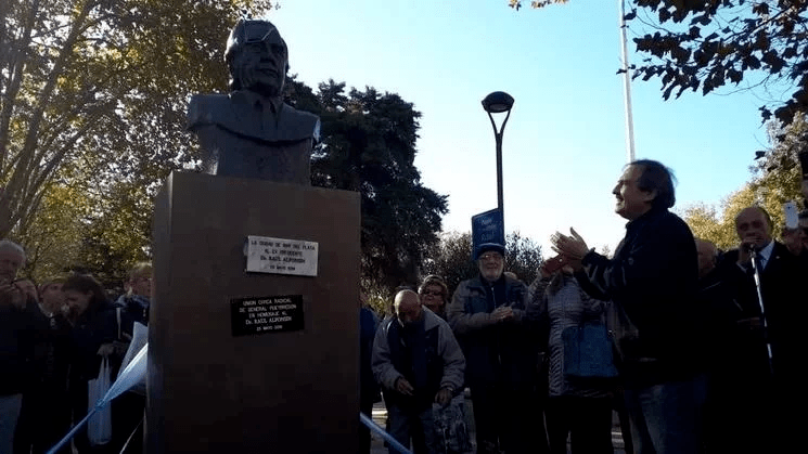 El exintendente Ángel Roig tendrá su propio busto junto al de Alfonsín 1 1663938020039