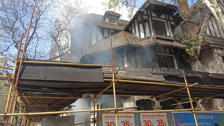 El chalet “La Marina” se prendio fuego y los bomberos controlaron el incendio 1 1664473408503