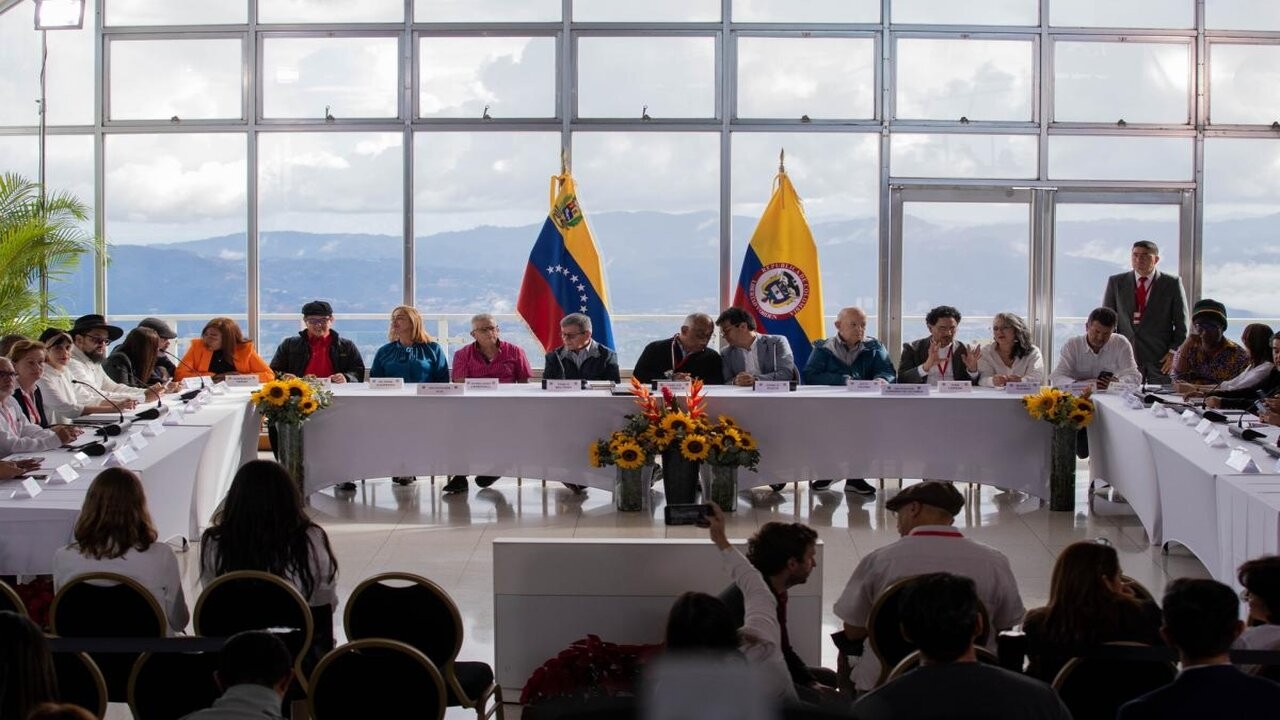 El Gobierno colombiano y el ELN retoman el diálogo de paz en Caracas 1 1f438718fd6145c4baf2f9e5e2de7bfd.jpg