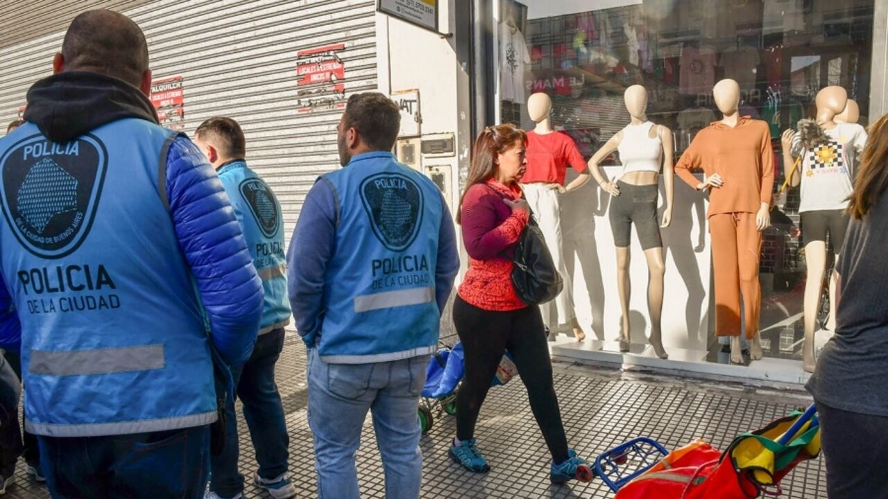 Allanaron una docena de depósitos con mercadería para la venta ilegal 1 6346a9abdeea1_900_1.jpg