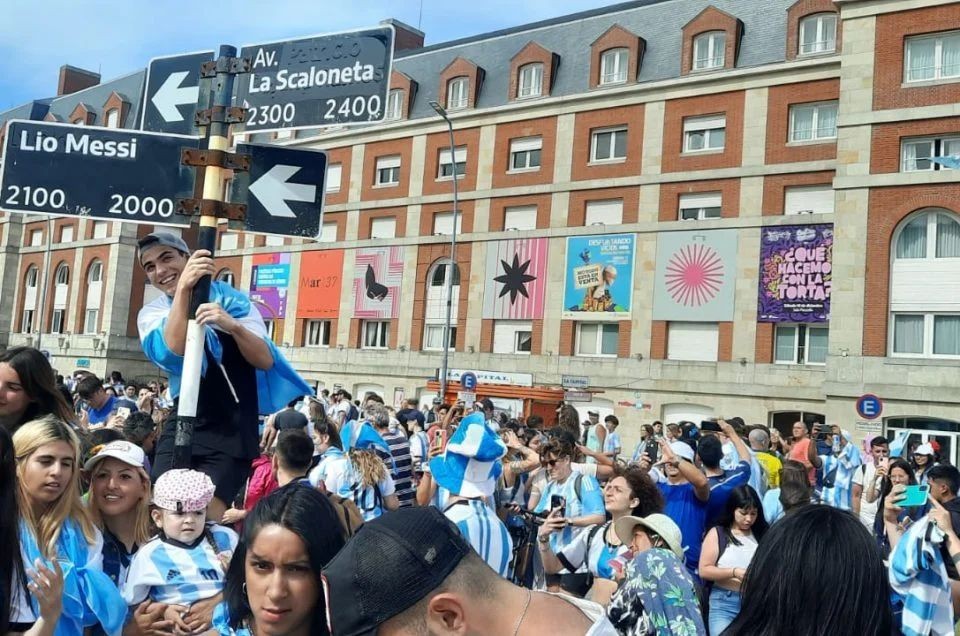 Arena Fest en Mar del Plata: casi 140 mil personas reunidas por la gloria de la Selección Argentina 2 AVENIDA_LA_SCALONETA_Y_LIO_MESSI_copy.jpg
