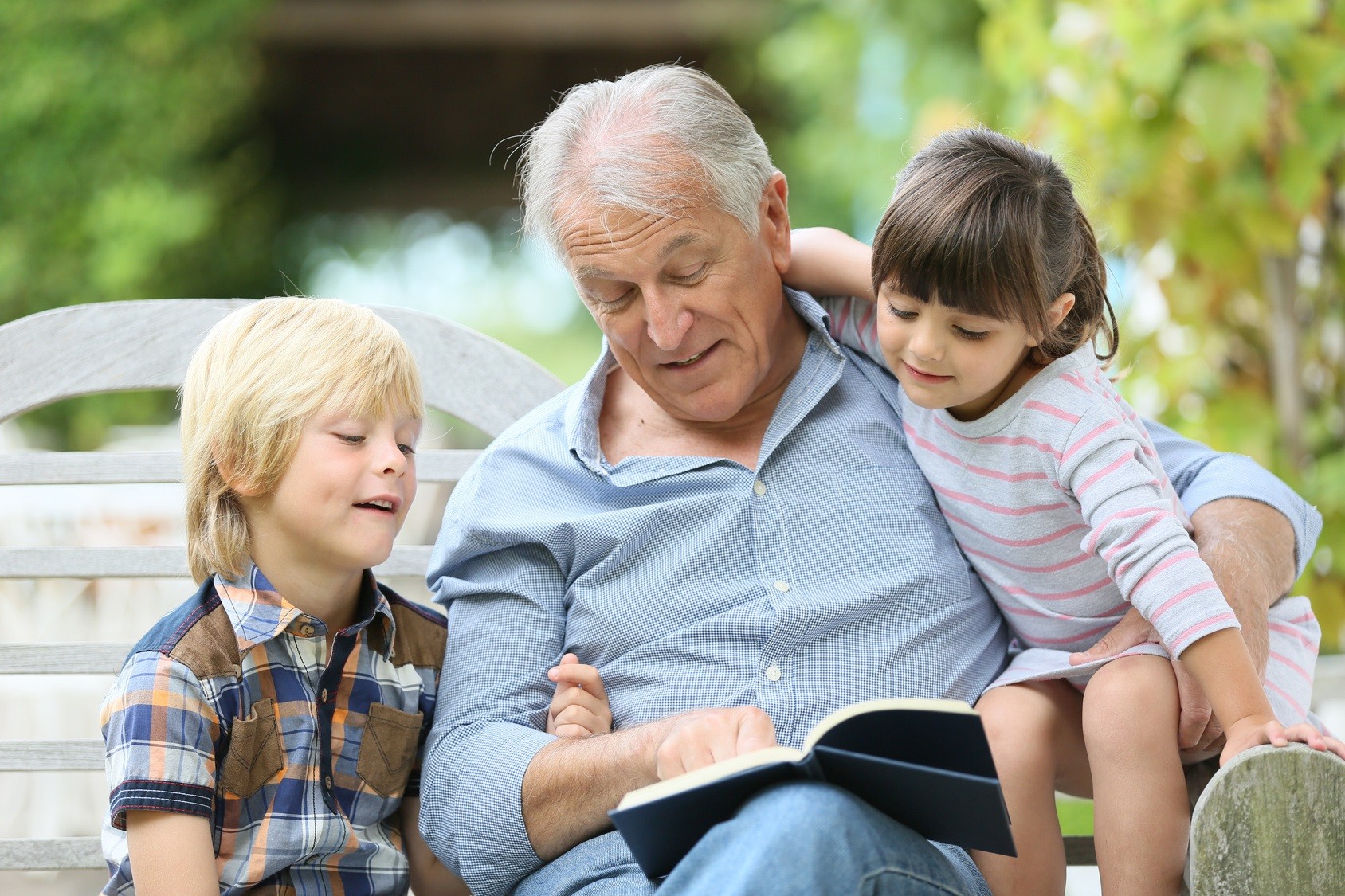 Día de los Abuelos: ¿Por qué se celebra el 26 de julio? 1 Abuelo-leyendo-a-nietos.jpg
