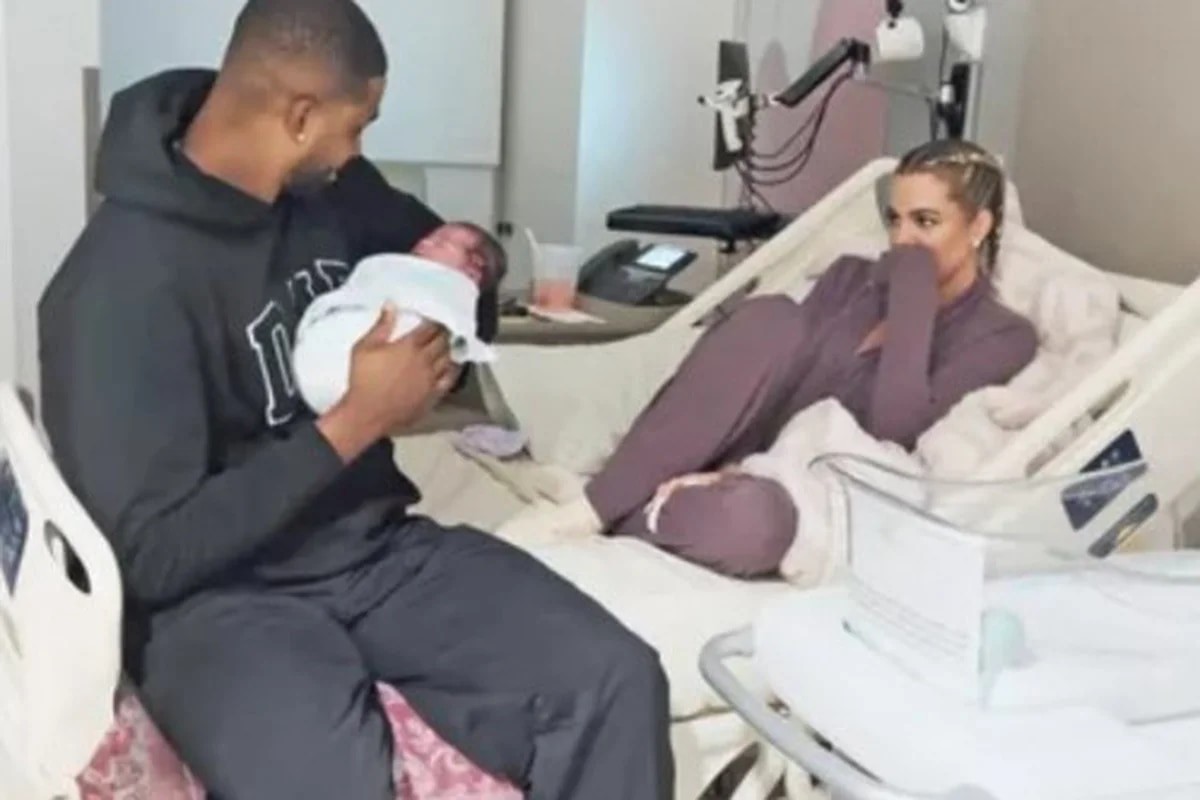 En el ojo público: Khloé Kardashian poso en una camilla de hospital 1 BB