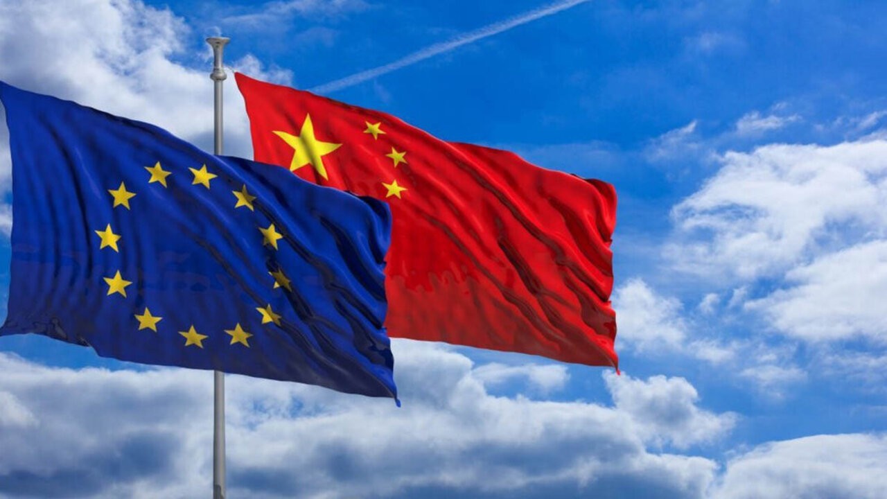 Banderas-de-la-UE-y-China-ondeando_1.jpg