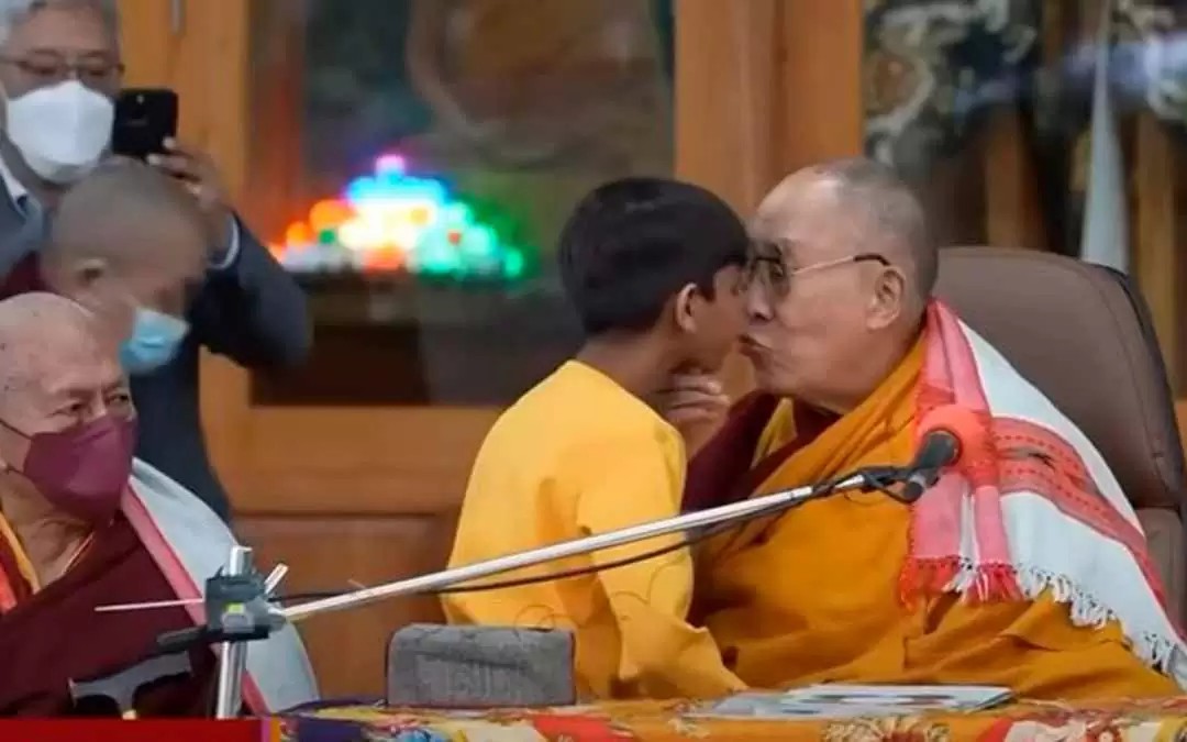 Dalai-Lama-beso-a-nino.jpg.jpg