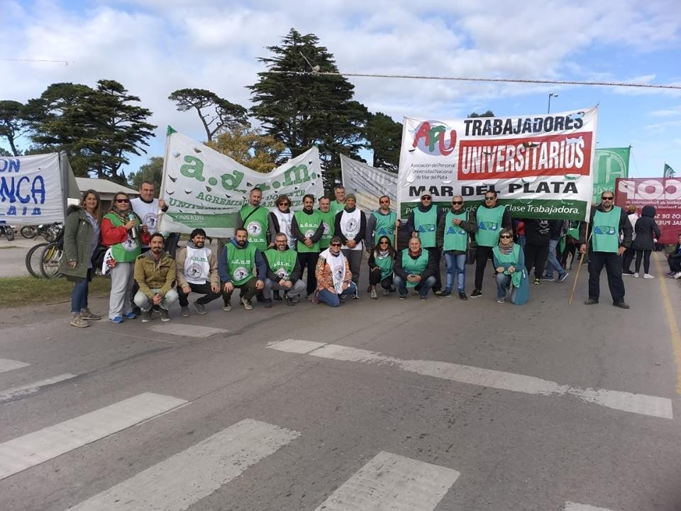 Los docentes universitarios paran para reclamar una mejora salarial 1 Docentes universitarios