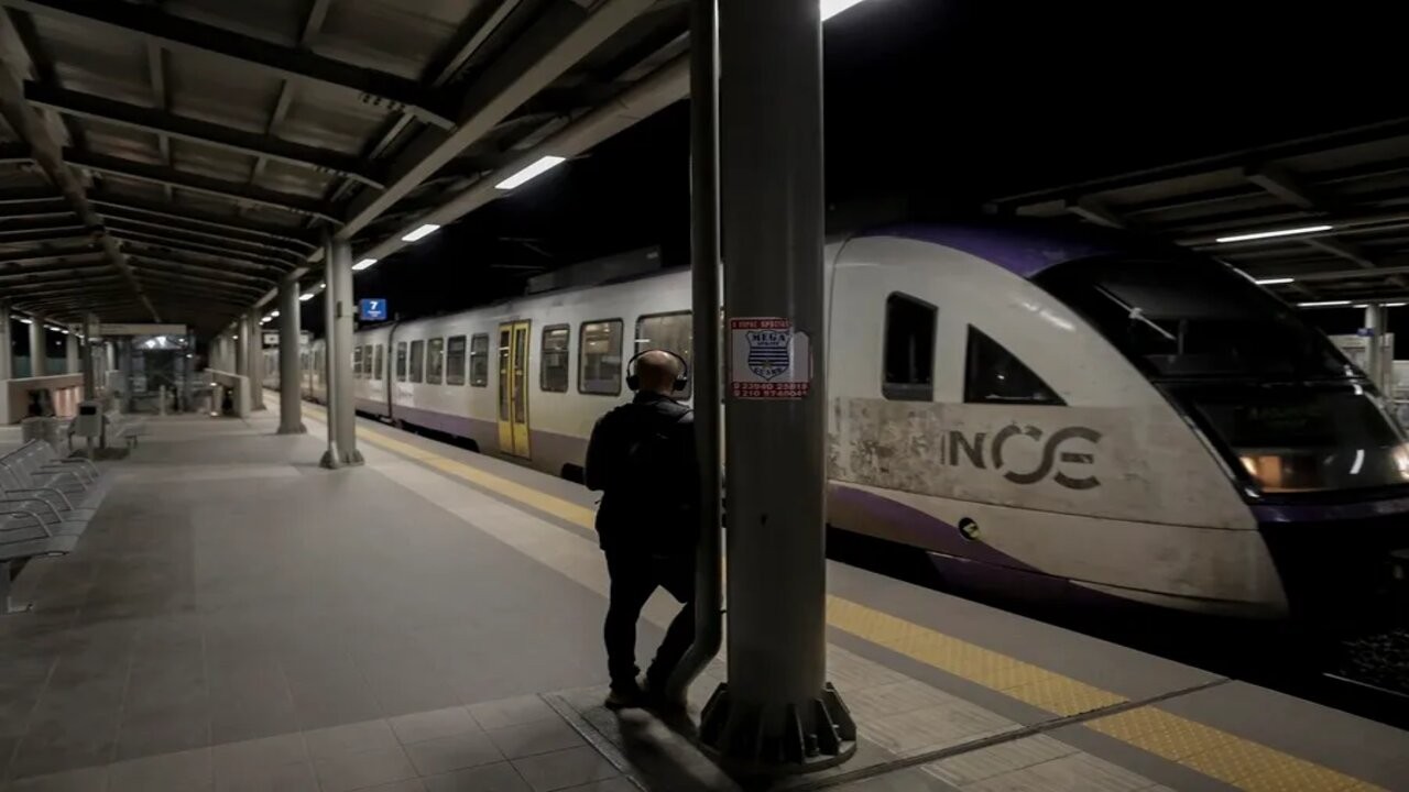 Grecia: los trenes vuelven a circular tres semanas después del trágico accidente 1 EA3331-GREECE-TRANSPORT.jpg
