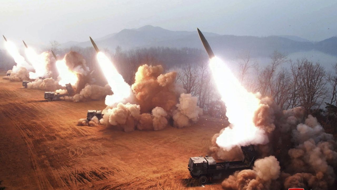 Corea del Norte disparó seis misiles de corto alcance en el Mar Amarillo 2 Fq3hPhJaAAItcVz_copy.jpg