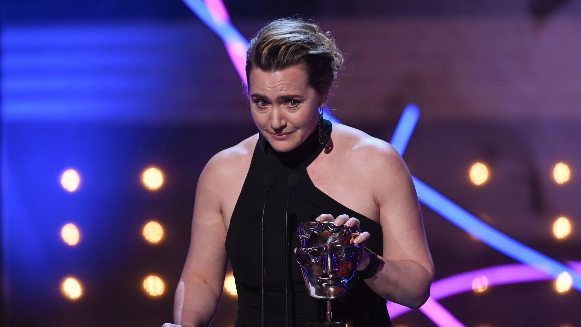 Kate Winslet habló en los premios Bafta sobre la importancia de la salud mental en los niños 2 FwIK62uWAAAcwa6.jpg