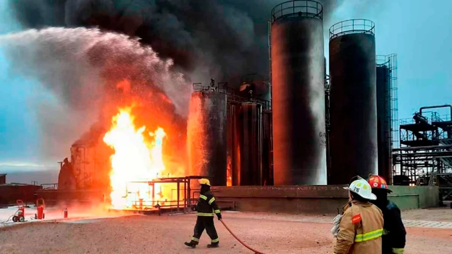 Neuquén: Tres muertos hasta el momento por la explosión de un tanque en una refinería 1 IMRP5WSGWBAQBJ4LLB5CUWSOE4