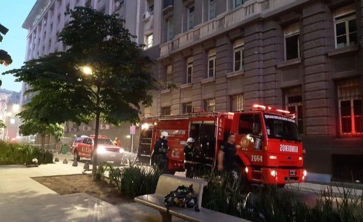 Evacuan el Ministerio de Economía en medio de un principio de incendio 1 INCENDIO_MINISTERIO_DE_ECONOMIA.jpg