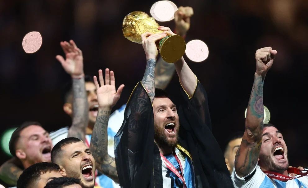 Mundial Qatar 2022: que significa la túnica que vistió Lionel Messi para levantar la copa 1 LIONEL_MESSI_CAMPEON_2.jpg