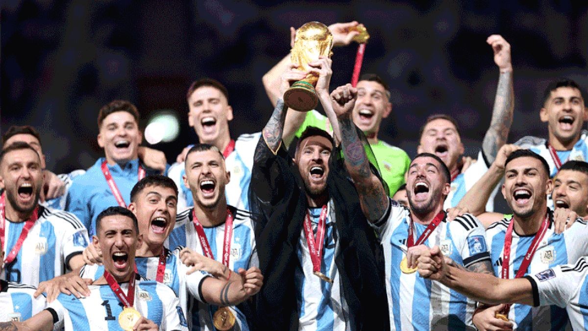 Mundial Qatar 2022: que significa la túnica que vistió Lionel Messi para levantar la copa 2 LIONEL_MESSI_CAMPEON_3.jpg