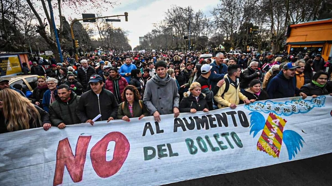 Mar del Plata: el Frente de Todos se muestra molesto ante el aumento del boleto de colectivo 1 MARCHA-AUMENTO-BOLETO-COLECTIVO-610-1200x675_1.jpg