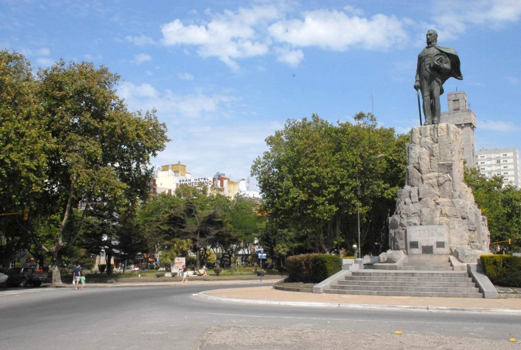 La violencia en Mar del Plata continúa: un hombre fue apuñalado en la Plaza San Martin 1 MONUMENTO_SAN_MARTIN.jpg
