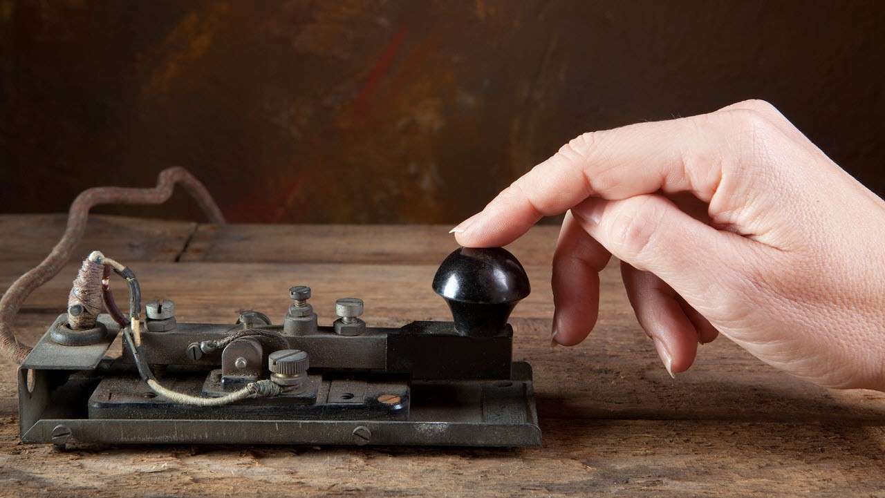 Efemérides: 24 de mayo, día del Operador de Radio 1 Morse-code-machine-23999.jpg