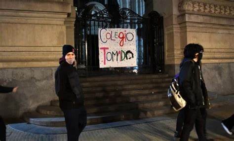 Alumnos del Colegio Nacional de Buenos Aires vuelven a tomar las instalaciones 1 NACIONAL.jpg