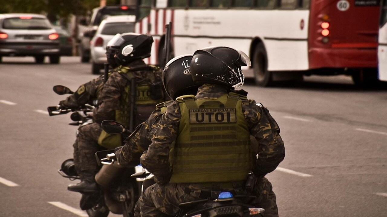 Circulaba a alta velocidad y no tenia patente 1 POLICIA-OPERATIVO-SOL-FUERZAS-ESPECIALES-UTOI-_1.jpg