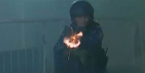 Fue para “evitar más disturbios”: Habla el policía filmado disparando al camarógrafo 1 POLICIA_DETENIDO.jpg