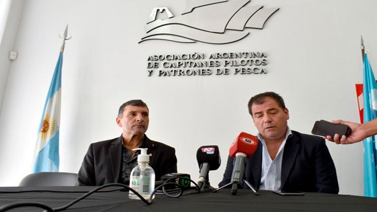"No seremos parte del delito de evasión fiscal" 1 Revista-Puerto-Mar-del-Plata-Paritarias-Pablo-Trueba-del-SiMaPe-y-Jorge-Frias-de-Capitanes_1.jpg