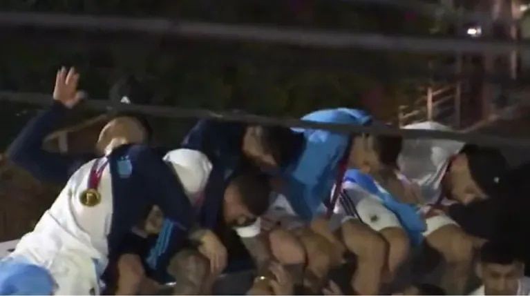 La Selección Argentina llegó al país con la copa entre las manos 2 SELECCION_ARGENTINA_EN_BUENOS_AIRES_4.jpg
