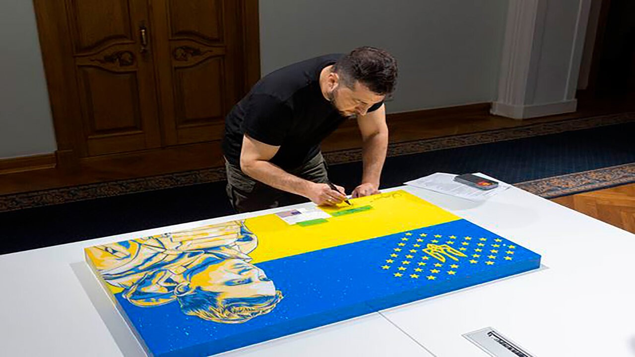 Subastan un cuadro firmado por Volodimir Zelenski para ayudar a Ucrania 1 SEOMHMOL7VAAJGZOORS6ZZFCLE_1.jpg