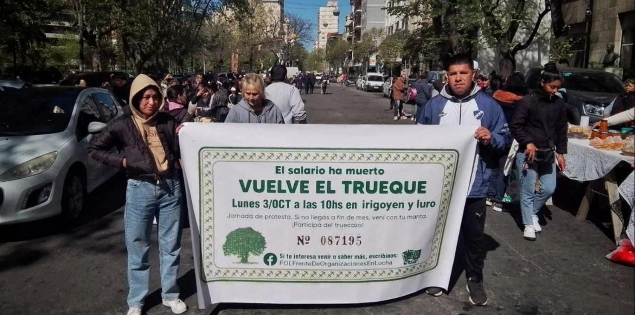 “El salario ha muerto”: protestantes eligen el trueque para manifestarse 1 TRUEQUE.jpg