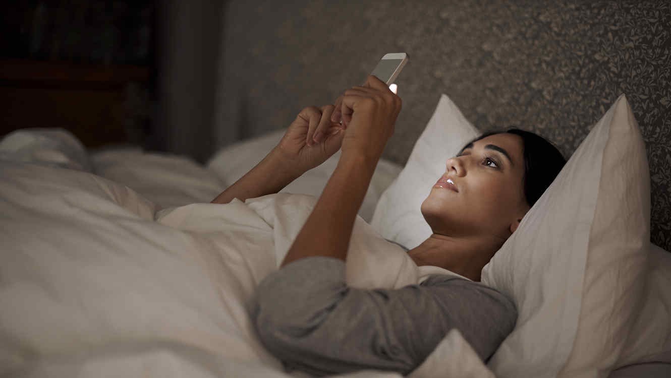 ¿Cómo evitar el insomnio?: cinco consejos que te ayudarán a dormir bien 2 USO_DE_TELEFONO_EN_LA_CAMA_INSOMNIO.jpg