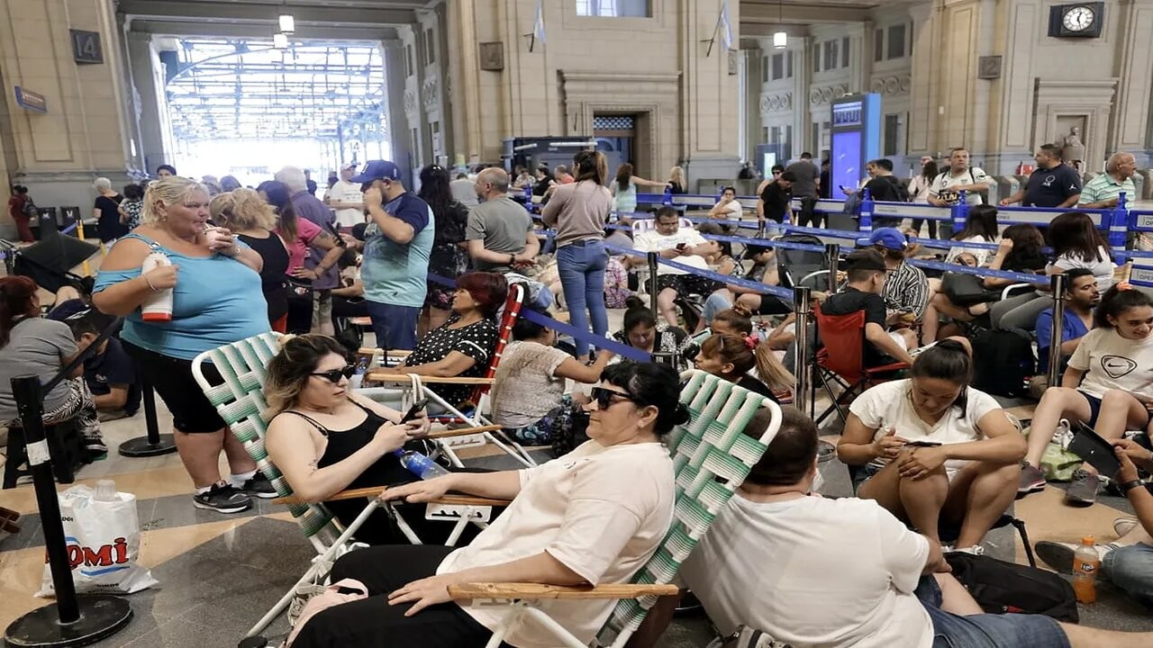 Cientos de personas acampan para conseguir pasajes en tren a Mar del Plata 1 VSM3XXFV6BGIDA4D7YS7UNAZ2A.jpg