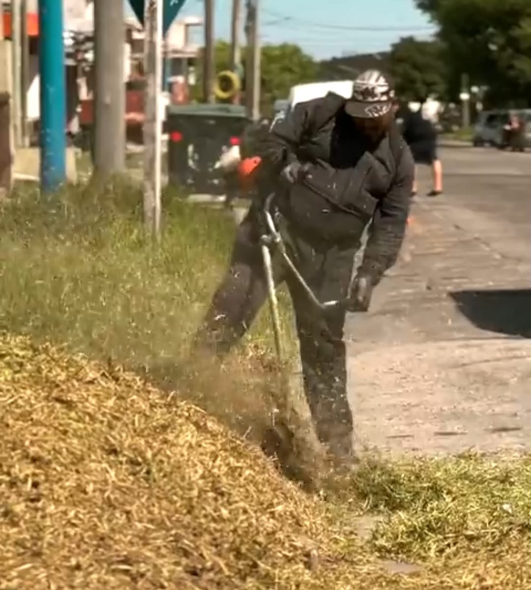 Emsur cortando el pasto