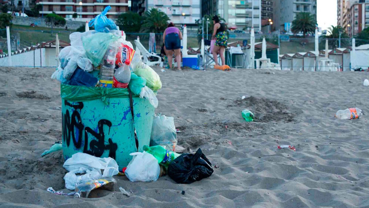 Esteban "Teby" Poloni volvió a destacar la falta de limpieza en las playas 1 abr19s0402_plasticos_basura_mardelplata_1.jpg