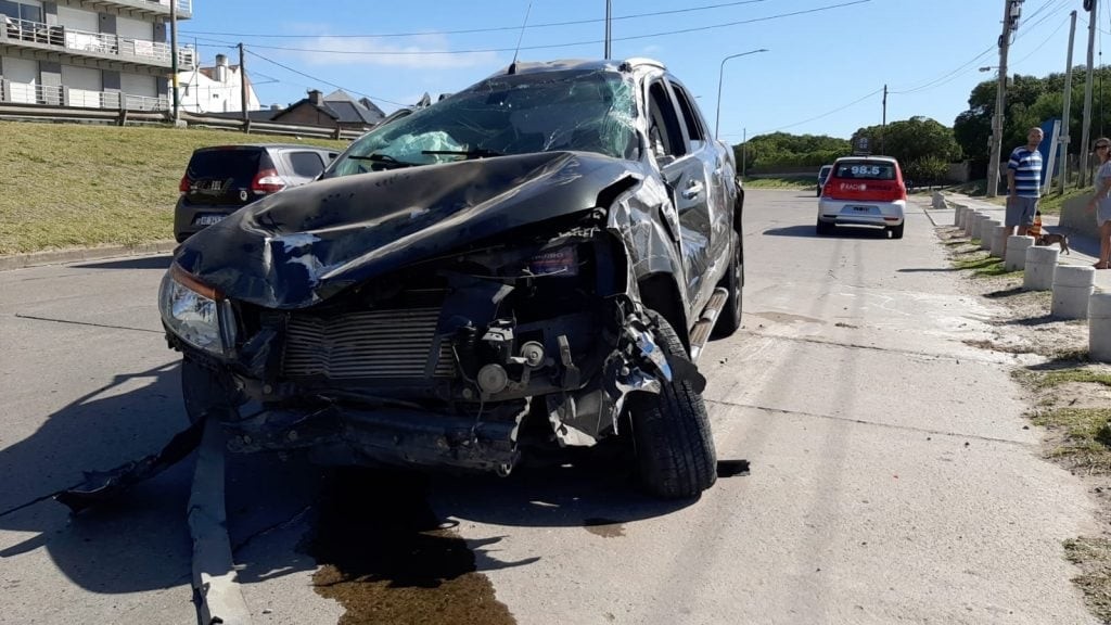 Mar del Plata: un hombre se dio a la fuga luego de chocar y volcar en la costa 1 accidente_en_la_costa.jpg