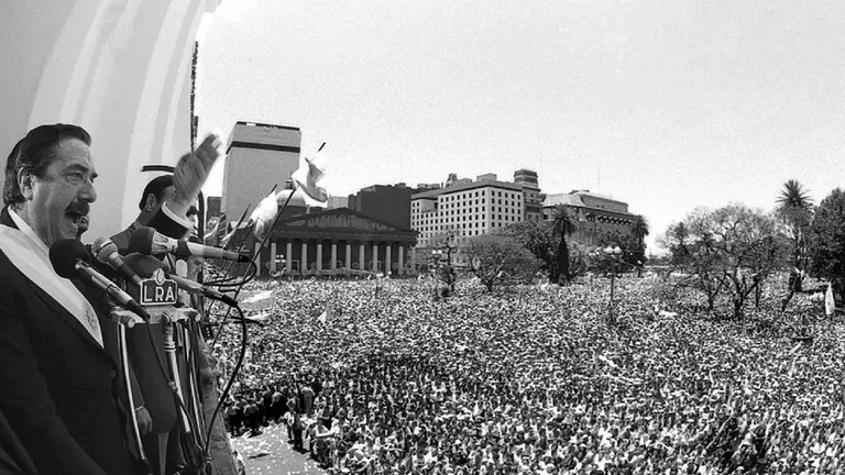 El 10 de diciembre de 1983: hoy se celebran 39 años del regreso de la Democracia a la Argentina 2 alfonsin_copy.jpg