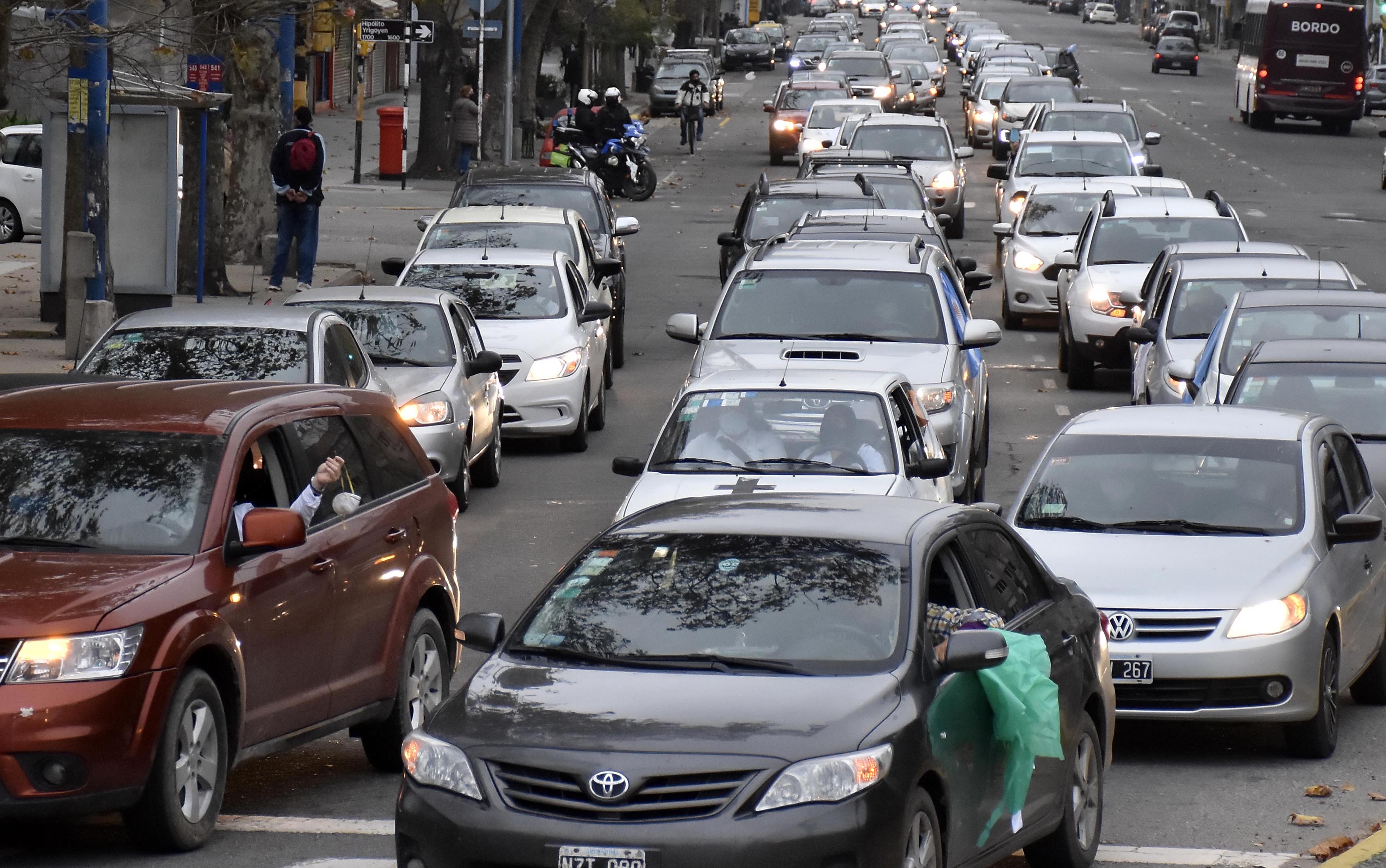 Un joven se encuentra internado tras ser atacado a tiros en Mar del Plata 1 autos-mardel-transito_copy.jpg