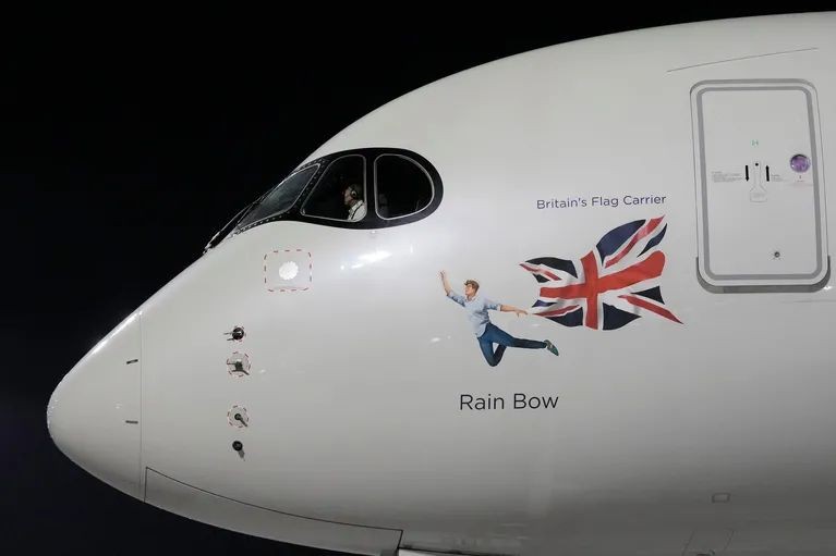 Inglaterra y Alemania llegaron a Qatar en aviones de apoyo a la comunidad LGBTIQ+ 1 avion.jpg