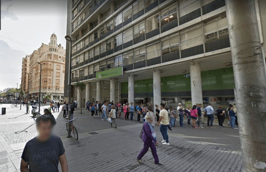 Endurecen las medidas de seguridad en la zona del centro tras los cuatro robos en la Peatonal 1 banco.jpg