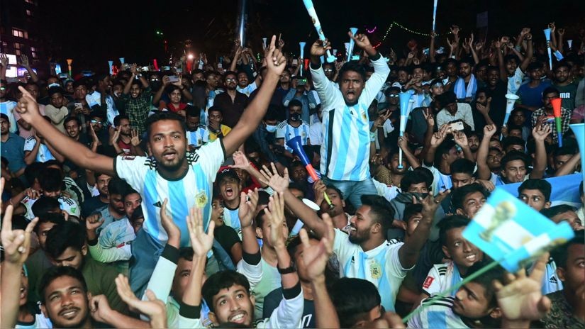 Todo por Lionel Messi: un ciclista de Bangladesh recorrió 1003 km en su honor 2 bangladesh-fans-argentina.jpg