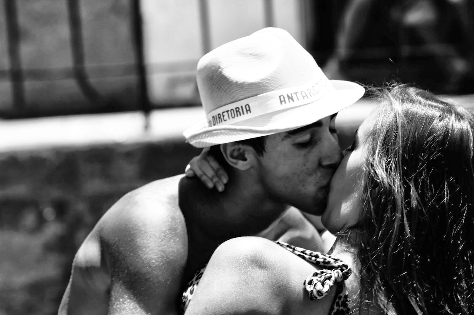 Día del Beso Robado: ¿Por qué se celebra el 6 de julio? 1 beso_robado.jpg