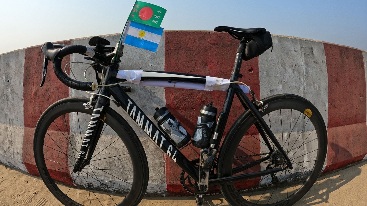 Todo por Lionel Messi: un ciclista de Bangladesh recorrió 1003 km en su honor 1 bicicleta-bangladesh-argentina.jpg