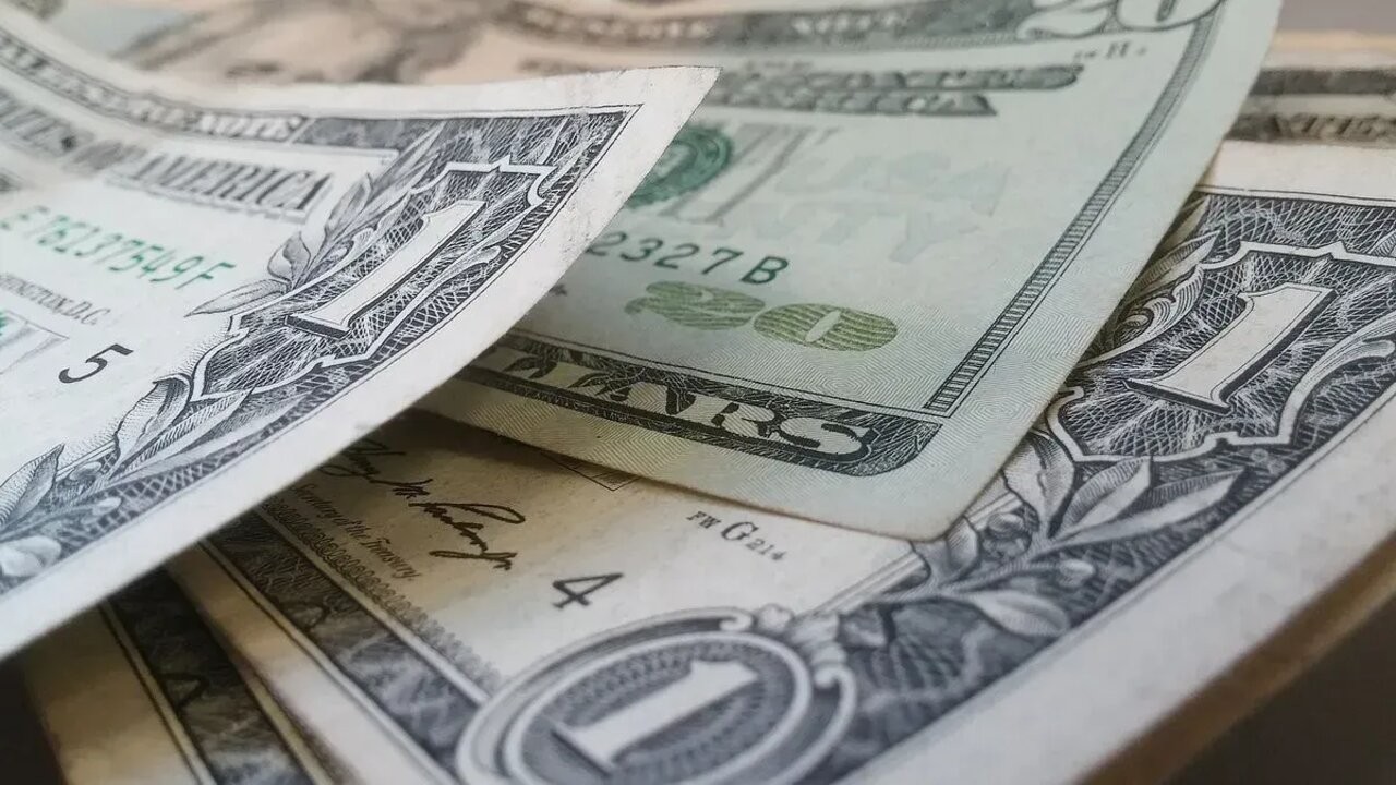 La baja de los dólares financieros tranquilizó momentáneamente al Gobierno 1 billetes-dolar-blue-dolares.jpg