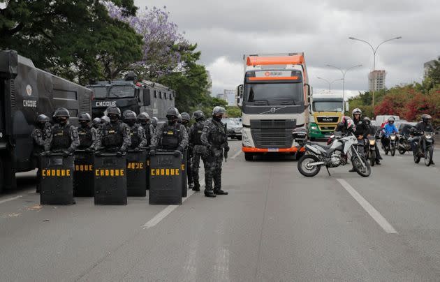 Brasil: la Policía inicia levantamientos de bloqueos en las carreteras 1 bloque.jpeg