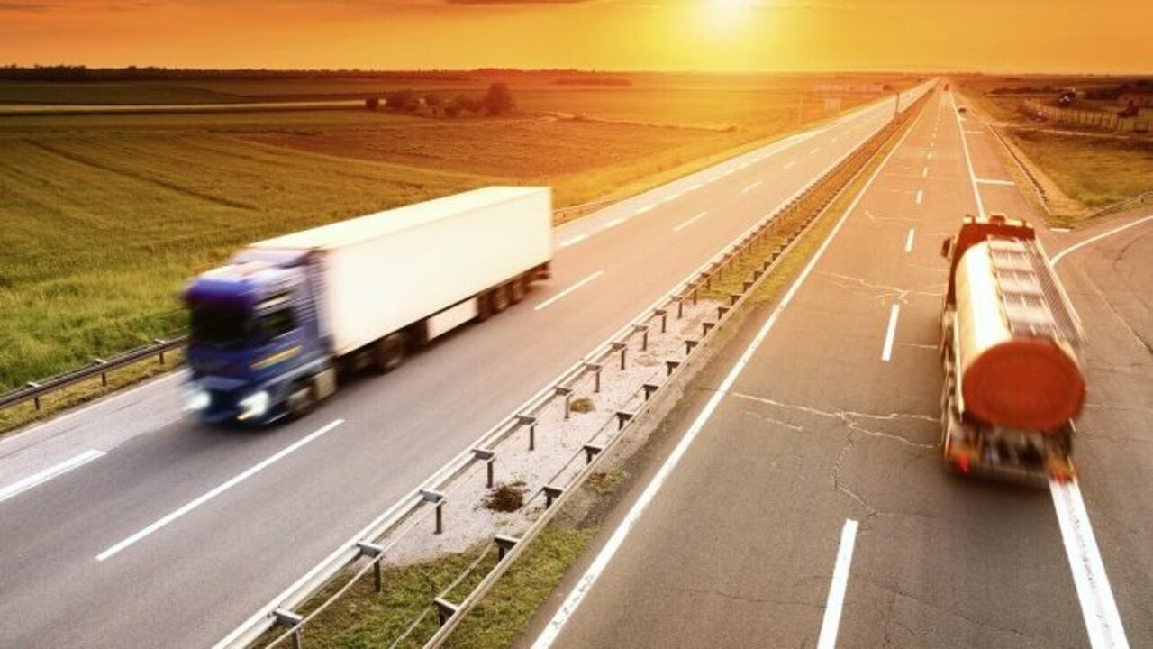 Los costos del transporte de cargas aumentaron un 5,5% en enero 3 camiones-700x400_1_copy.jpg