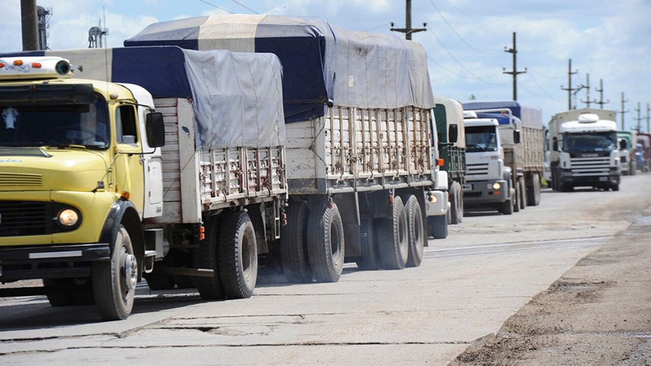 Restringen la circulación de camiones por rutas para evitar siniestros viales 2 camiones-ruta_1_1.jpg