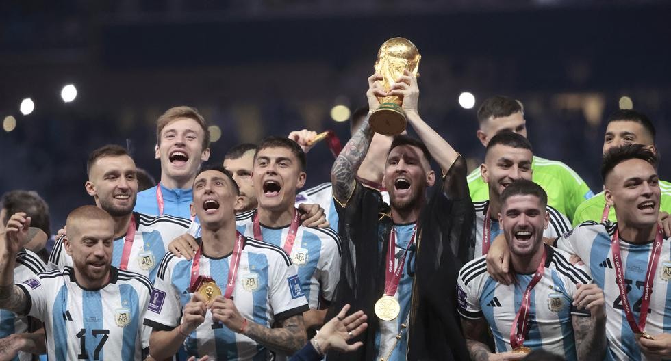 Lionel Scaloni: "Espero que Diego haya disfrutado desde arriba" 2 campeones_de_mundo_argentina.jpeg