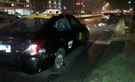 Motociclista fue hospitalizado luego de colisionar con un taxi que estaba detenido 1 choque.jpg