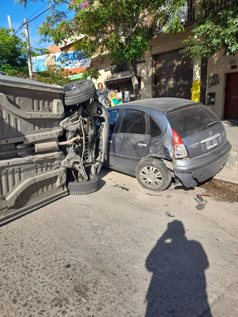 Mar del Plata: Impactante choque y vuelco en Peralta Ramos 1 choque_y_vuelco.jpg