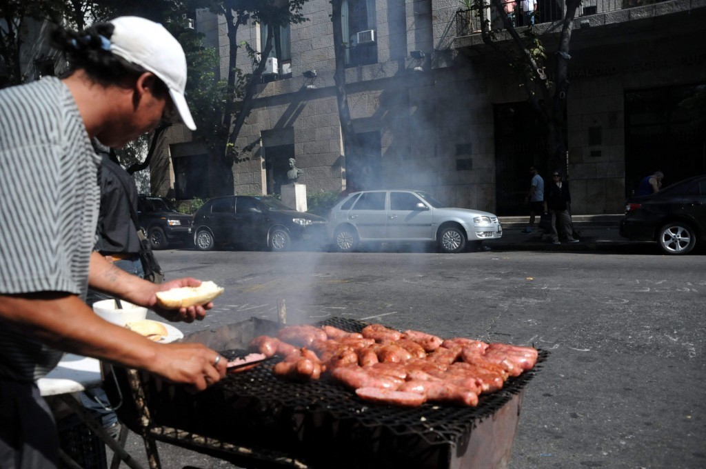 Finaliza el acampe en la Municipalidad: choripaneros logran acordar zonas de trabajo 1 choripaneros_2.jpg