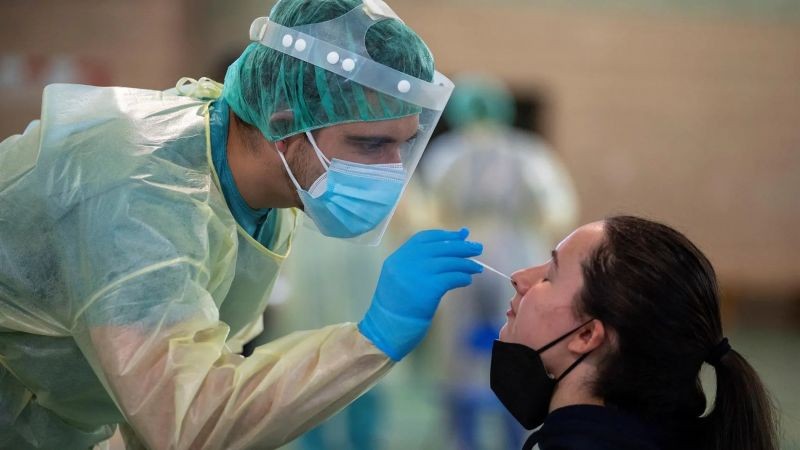 Los contagios de covid-19 se redujeron a menos de la mitad en una semana en Argentina 1 covid-en-argentina-los-casos-volvieron-a-bajar.jpg