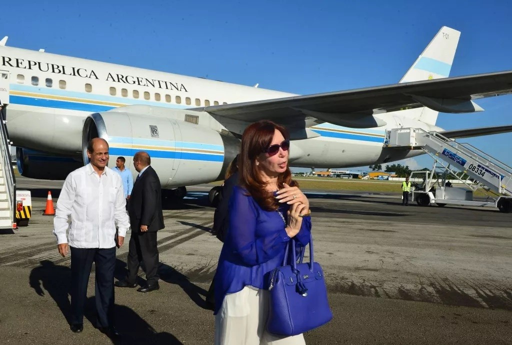 Cristina Fernandez de Kirchner dió positivo de covid-19 y posterga su agenda pública 1 cristina_kirchner_avion.jpg